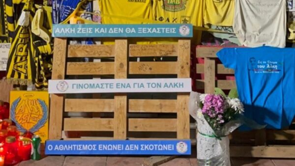 Θεσσαλονίκη: Δεκαεννιά κεριά άναψαν στις 00:19 στη μνήμη του Άλκη Καμπανού