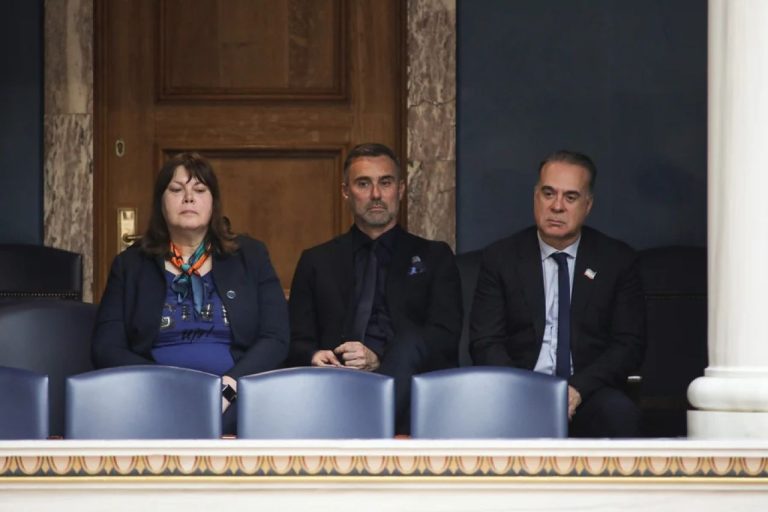 Στα θεωρεία της Βουλής Καπουτζίδης – Σεργουλόπουλος – Παρακολουθούν την συζήτηση για την ισότητα στον γάμο