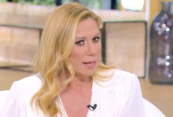 Κατερίνα Καραβάτου: «Έσπασε» στον αέρα μιλώντας για τους γονείς της – «Είμαι ένα παιδί μόνο του»
