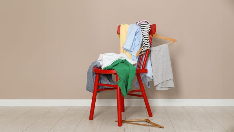 Έχεις κι εσύ καρέκλα στο υπνοδωμάτιο στην οποία στοιβάζεις ρούχα; Δες τι αποκαλύπτει