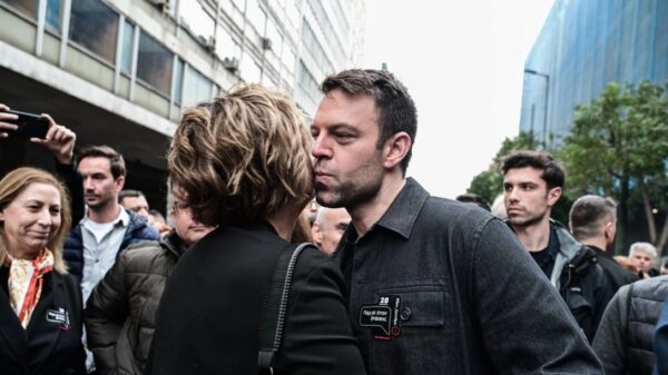 Στέφανος Κασσελάκης - Όλγα Γεροβασίλη: Χειραψία και φιλί στην πορεία της ΑΔΕΔΥ