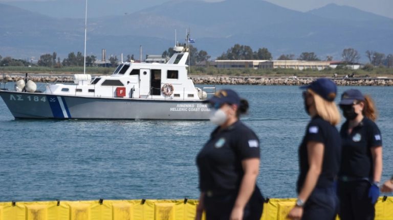 Λιμενικό: Συνελήφθη αξιωματικός που ζητούσε χρήματα και τσιγάρα για να αφήνει τα πλοία να περνούν χωρίς επιθεώρηση