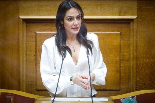 Δ.Μιχαηλίδου: Όλοι οι Έλληνες θα έχουν ιατροφαρμακευτική κάλυψη, ανεξάρτητα από τα χρέη τους