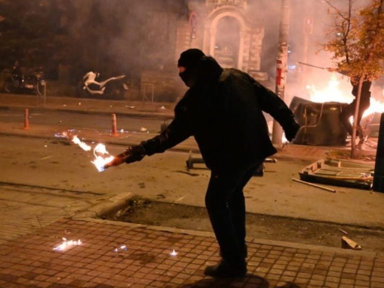 Θεσσαλονίκη: Επίθεση κουκουλοφόρων με μολότοφ τα ξημερώματα σε διμοιρία των ΜΑΤ απέναντι από το ΑΠΘ