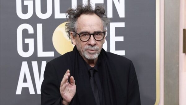 Ο Τιμ Μπάρτον στο τιμόνι του ριμέικ του «Attack of the Fifty Foot Woman»