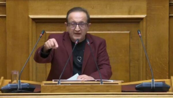«Λύγισε» ο Σπύρος Μπιμπίλας στο βήμα της Βουλής: «Από πολύ μικρό κάτι με τραβούσε από τη φύση μου»