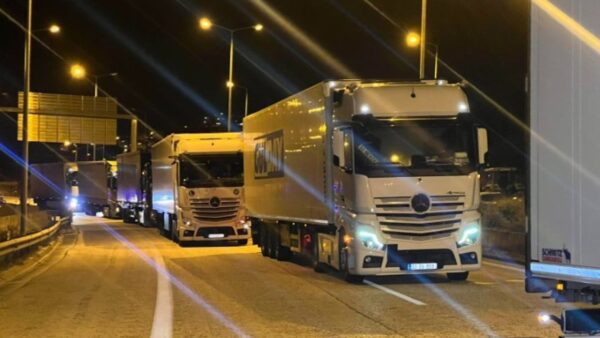 Αγρότες από Θεσπρωτία και Ιωάννινα απέκλεισαν το λιμάνι στην Ηγουμενίτσα