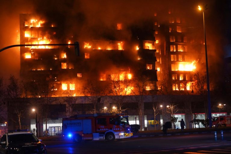 Φωτιά σε πολυκατοικία 14 ορόφων στη Βαλένθια – Τουλάχιστον επτά τραυματίες