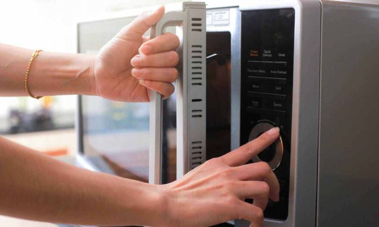 Το λάθος που κάνετε όταν καθαρίζετε τον φούρνο μικροκυμάτων και πώς να προστατεύσετε τη συσκευή σας