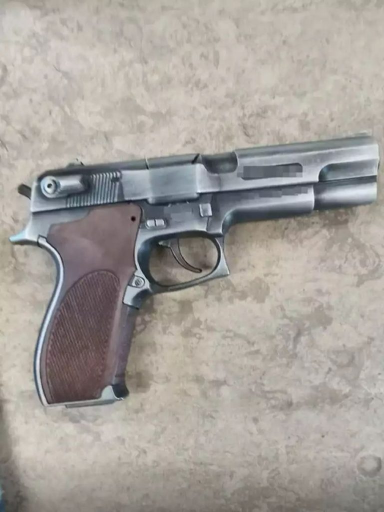 Θεσσαλονίκη: Λήστεψαν δύο καταστήματα με αυτό το πιστόλι «Replica» – Τρεις οι συλλήψεις