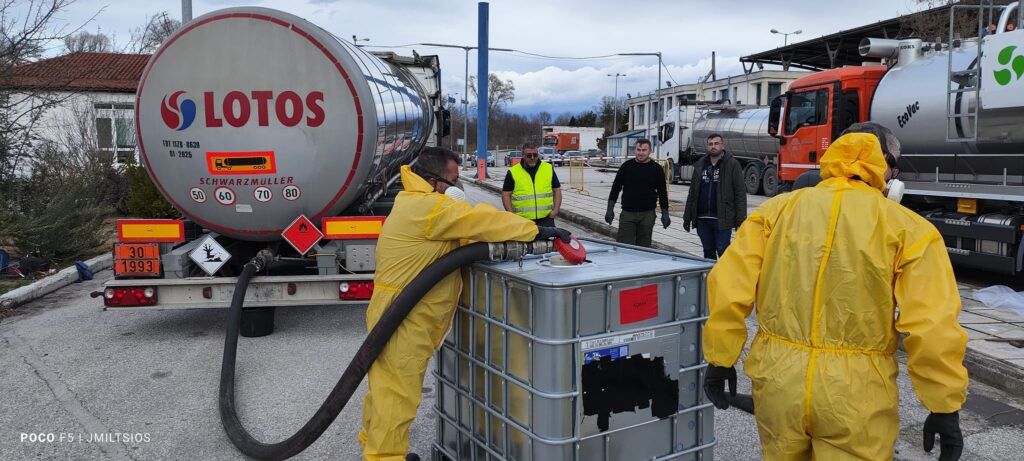 Προμαχώνας Σερρών: Απομακρύνουν επικίνδυνες εύφλεκτες χημικές ουσίες από δύο βυτιοφόρα