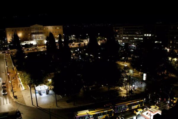 Σύνταγμα: Συναγερμός για ύποπτο αντικείμενο – Έκλεισαν δρόμοι