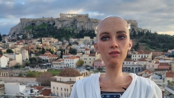 Στην Αθήνα βρέθηκε η Σοφία, η πιο διάσημη τεχνητή νοημοσύνη