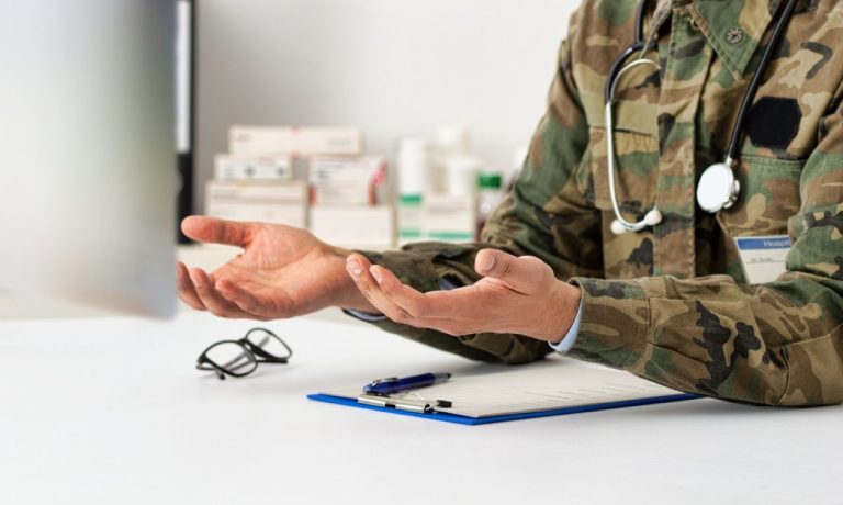 Αποζημίωση 1.800 ευρώ τον μήνα για τους στρατιωτικούς γιατρούς που θα καλύπτουν κενά του ΕΣΥ σε άλλο νομό