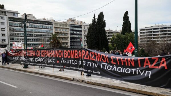 Χημικά και κρότου λάμψης στην Ερμού στη διάρκεια συγκέντρωσης για την Παλαιστίνη - Βίντεο