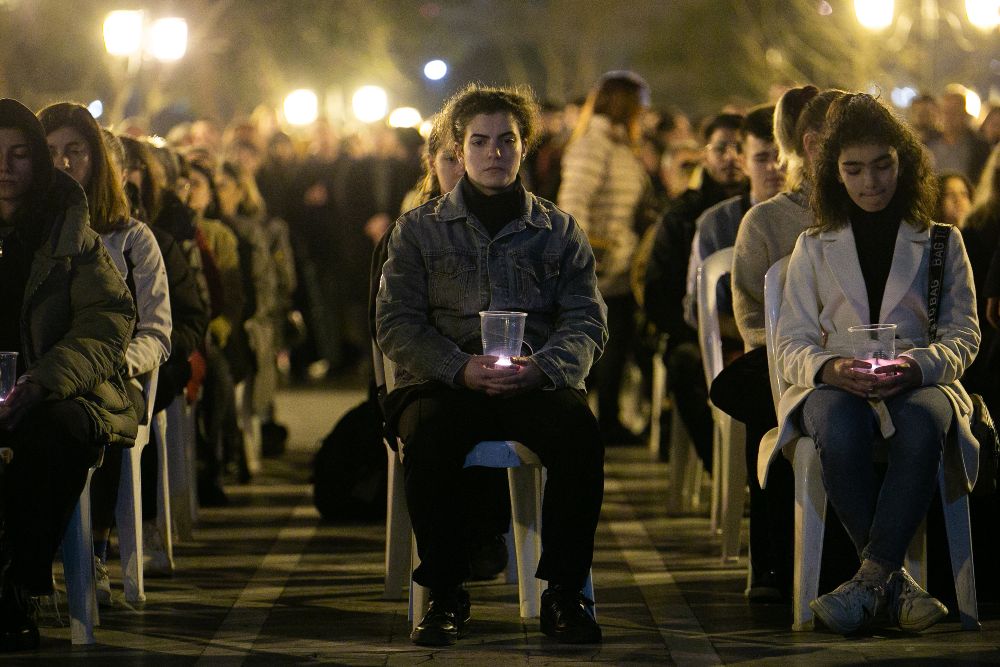 Θεσσαλονίκη: Εκδήλωση μνήμης στον Νέο Σιδηροδρομικό Σταθμό για τα θύματα των Τεμπών