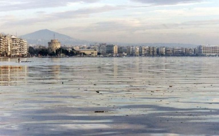 Θεσσαλονίκη: Ρύπανση από πετρελαιοειδή στον Θερμαϊκό