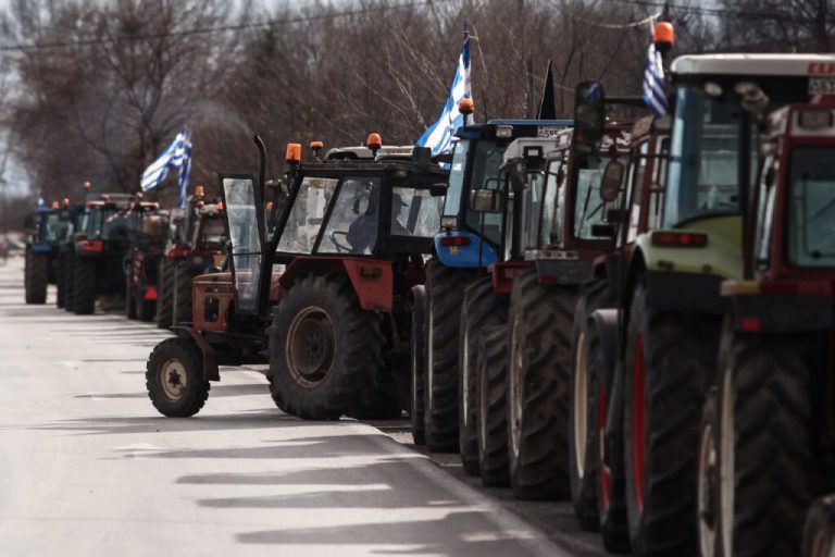Παραμένουν στα μπλόκα οι αγρότες – Λ. Αυγενάκης από Κρήτη: «Μέσα από το διάλογο όλοι γινόμαστε πιο σοφοί»