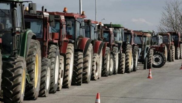 Στα μπλόκα οι αγρότες – Περιμένουν τη συνάντηση με τον πρωθυπουργό την Τρίτη