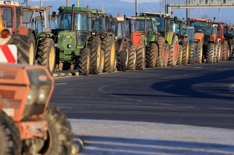 Αγρότες: Ξεκίνησαν για Αθήνα με τα τρακτέρ – Πώς κινείται το κομβόι