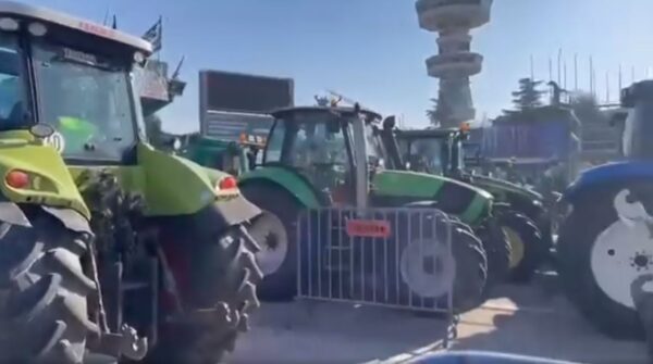 Τριακόσια τρακτέρ «στήνουν» αγρότες και κτηνοτρόφοι έξω από τη ΔΕΘ