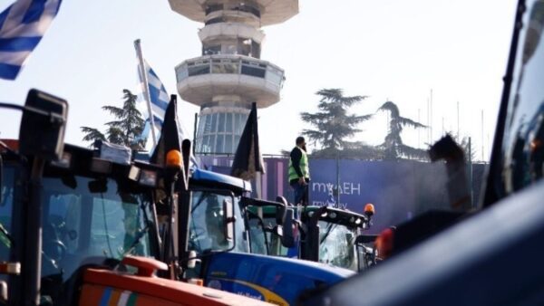 Επιστροφή στα αγροτικά μπλόκα για τους σταθμευμένους με 300 τρακτέρ έξω από τη ΔΕΘ