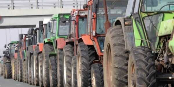 Αγρότες εκτοξεύουν αυγά και πέτρες εναντίον του κτιρίου του Ευρωκοινοβουλίου – Οργή στις Βρυξέλλες