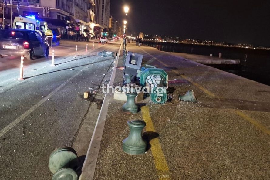  Θεσσαλονίκη: Μπήκε με το αμάξι της στον ποδηλατόδρομο της παραλιακής και γκρέμισε στύλους ηλεκτροφωτισμού (φωτο & video) 