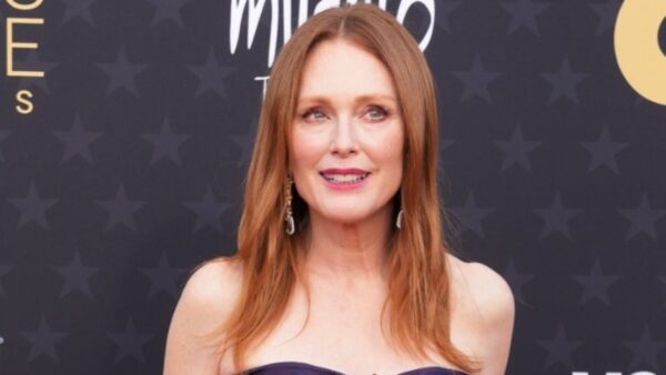 Η πρεμιέρα της σειράς «Mary & George» και η εντυπωσιακή Τζούλιαν Μουρ