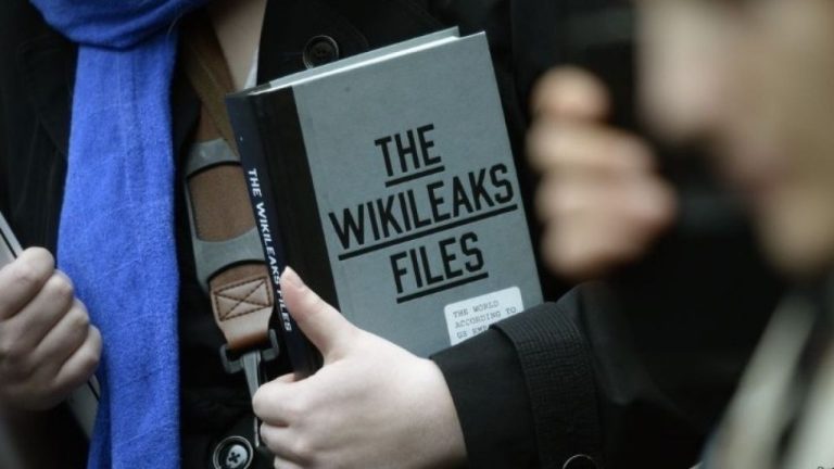 Ο ιδρυτής του WikiLeaks κατηγορείται επειδή δημοσιοποίησε 
