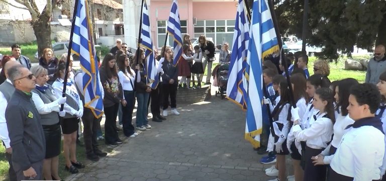 Σέρρες: Κατάθεση στεφάνων από μαθητές σχολείων στη μνήμη των Ηρώων του 1821- Video