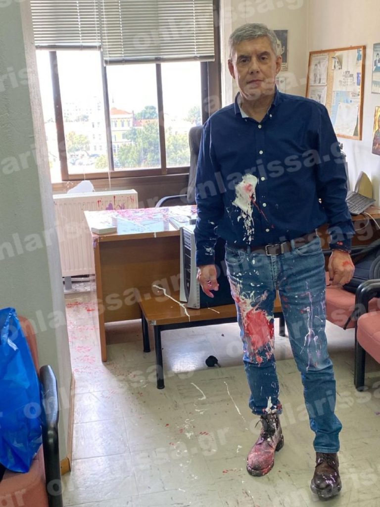  Θεσσαλονίκη: Επίθεση με μπογιές δέχθηκε ο Κώστας Αγοραστός μέσα στο Πανεπιστήμιο Μακεδονίας (φωτο) 