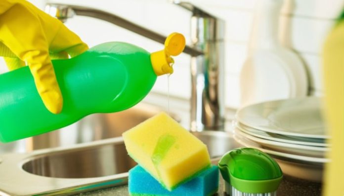 Απορρυπαντικό πιάτων: 10 έξυπνες χρήσεις για όλο το σπίτι