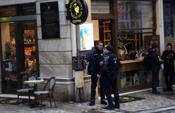 Επίθεση με μαχαίρι στην Ερμού: Παραμένει στη ΜΕΘ η 22χρονη σε σοβαρή κατάσταση - Την έσωσε το σακίδιο στην πλάτη