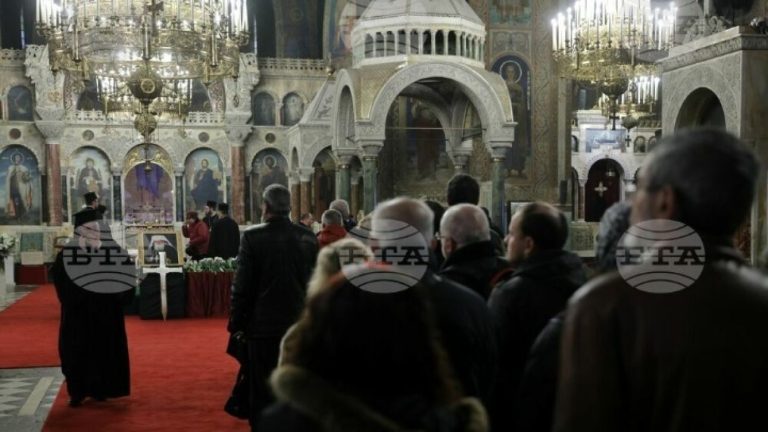 ΒΤΑ: Οι Βούλγαροι υποβάλλουν τα σέβη τους τελευταία φορά στον μακαριστό Πατριάρχη Νεόφυτο