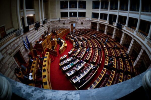 Ξεκίνησε η τριήμερη συζήτηση στην ολομέλεια της Βουλής επί της πρότασης δυσπιστίας