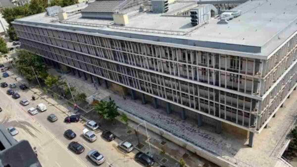 Ελεύθερη άνευ όρων η 27χρονη κωφή – Αναγκαία η πρόσληψη διερμηνέων νοηματικής γλώσσας σε αστυνομικές και δικαστικές αρχές, επισημαίνει το ΣΔΕΝΓ