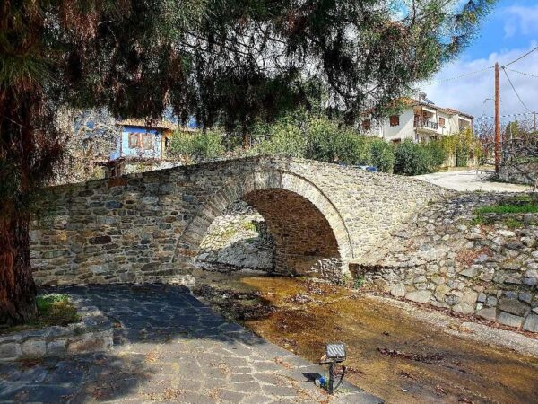Γνωρίστε τα Δωμάτια: Στους πρόποδες του Παγγαίου με τοξωτά γεφύρια και πλούσια ιστορία