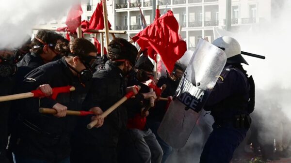 Πανεκπαιδευτικό: Σοβαρά επεισόδια ,ε 8 τραυματίες στο Σύνταγμα - Παραμένουν γύρω από τη Βουλή οι διαδηλωτές