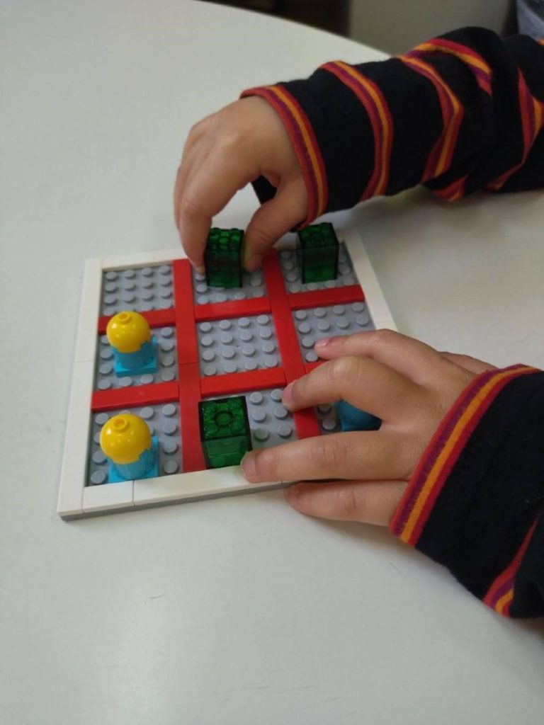Επιτραπέζιο παιχνίδι για τυφλούς, από τουβλάκια, κατασκεύασαν μαθητές του Ειδικού Γυμνασίου-Λυκείου Κωφών και Βαρηκόων Θεσσαλονίκης