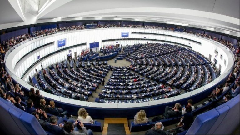 Le Soir: Ένα «Russiagate» πλανάται πάνω από το Ευρωπαϊκό Κοινοβούλιο δύο μήνες πριν από τις εκλογές