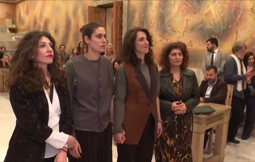 Τελέστηκε ο πρώτος γάμος μεταξύ γυναικών – Συγκίνηση στο δημαρχείο Αθηνών