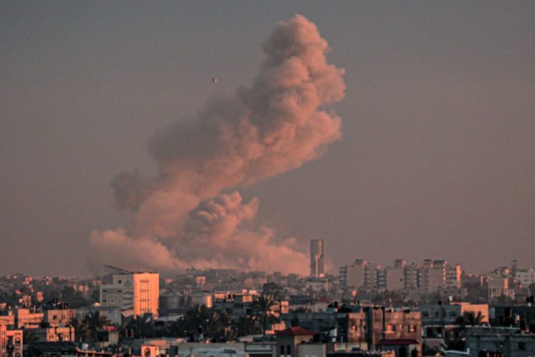 Δεκάδες νεκροί σε ισραηλινά πλήγματα κατά τη διάρκεια της νύχτας στη Γάζα