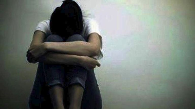 Νέα φρίκη στην Αίγινα: 25χρονη κατηγορεί τον πατριό της ότι τη βίαζε – Την απειλούσε με βίντεο