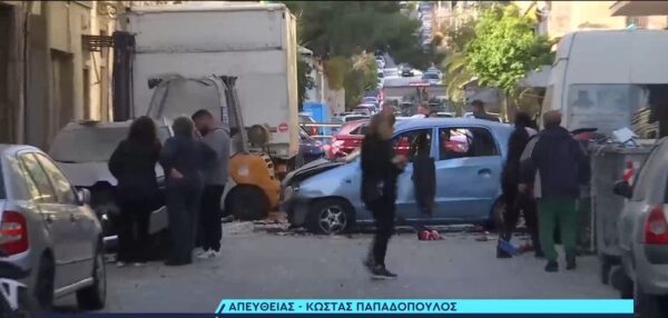 Καλλιθέα: Σταθμευμένο ΙΧ εκσφενδονίστηκε στη μέση του δρόμου από την έκρηξη – Ζημιές σε σπίτια, καταστήματα
