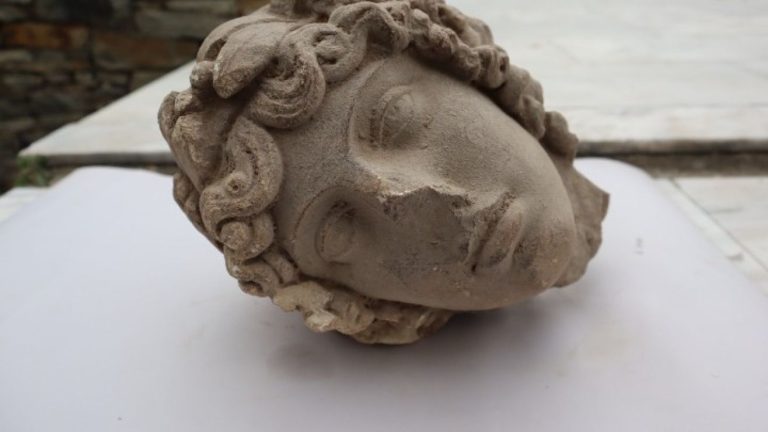 Πανεπιστημιακή Ανασκαφή Φιλίππων: Μια ωραία κεφαλή αγάλματος Απόλλωνα, του 2ου ή αρχών του 3ου αι. μ. Χ., μεταξύ των ευρημάτων της ανασκαφικής περιόδου 2023