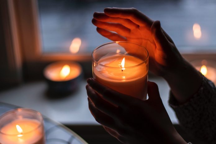 Μήπως σε δηλητηριάζουν τα αρωματικά κεριά; Πώς θα καταλάβεις ποια είναι τοξικά και ποια όχι