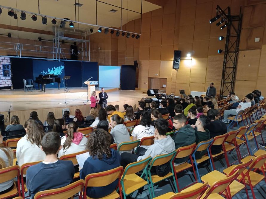 Συζήτηση Χατζηβασιλείου με μαθητές του Μουσικού Σχολείου Σερρών για τις Ευρωεκλογές