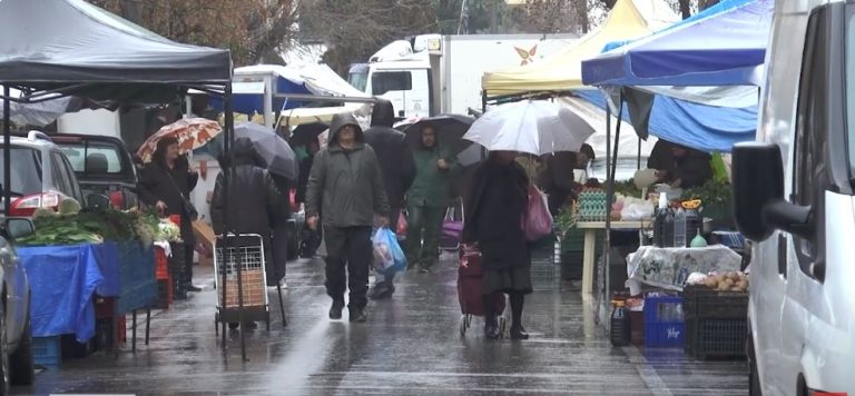Υπό βροχή και χωρίς κίνηση η Λαϊκή Αγορά των Σερρών