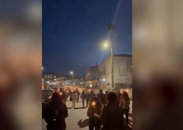 Αναβίωσε το έθιμο της λαμπαδηφορίας παραμονή 25ης Μαρτίου στην Αλιστράτη Σερρών